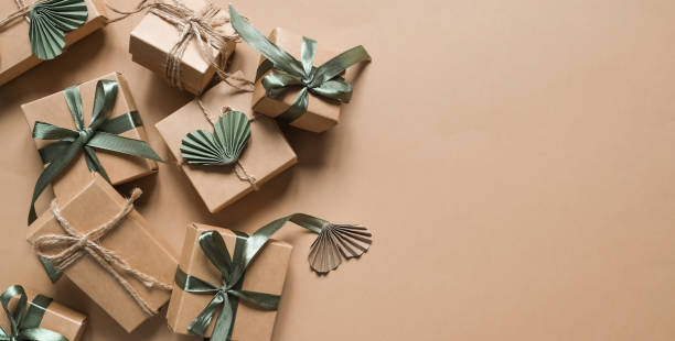 valentines day eco friendly packaging gifts in kraft pape,zero waste, eco friendly kraft paper hearts eco valentines day holiday concept, eco decor banner,heart hand made,holiday card,eco decor banner día de san valentín regalos de embalaje ecológicos en kraft pape, cero residuos, ecológico kraft paper hearts eco concepto de vacaciones del día de san valentín, banner de decoración ecológica, corazón hecho a mano, tarjeta de vacaciones, banner d