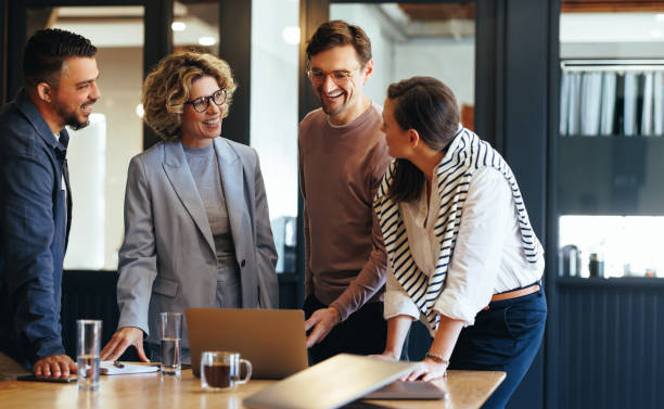 기술 회사에서 회의를 하는 사업가 - teamwork business team meeting 뉴스 사진 이미지