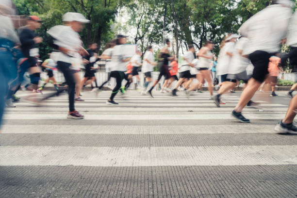 maratoneti a città del messico - sporting position vitality blurred motion strength foto e immagini stock