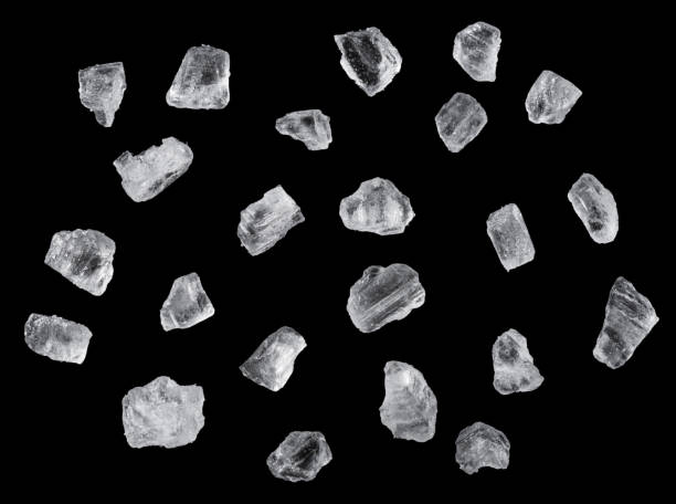 salzkristalle auf schwarzem hintergrund. datei enthält beschneidungspfad. - salz mineral stock-fotos und bilder
