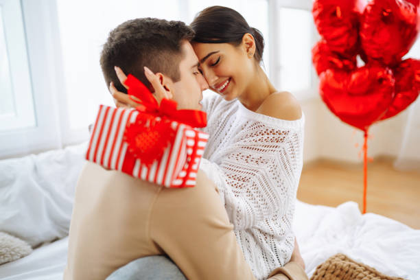 Intercambio De Regalos Día De San Valentín Pareja Relaciones Y Concepto De Personas Foto de stock y más banco de imágenes de Adulto - iStock Intercambio De Regalos Día De San Valentín Pareja Relaciones Y Concepto De Personas Foto de stock y más banco de imágenes de Adulto - iStock