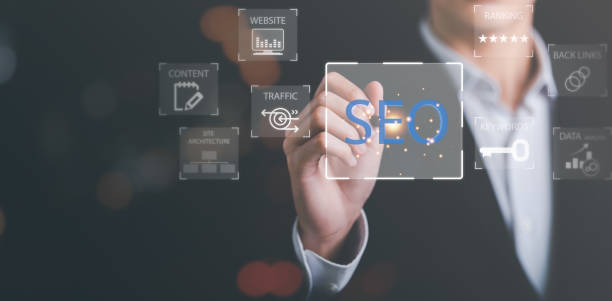 Marketer holding pen pointing to icon and shows SEO concepts, optimization analysis tools, search engine rankings, social media sites based on results analysis data,Ranking the best sites for search el vendedor sostiene un bolígrafo que apunta al icono y muestra conceptos de seo, herramientas de análisis de optimización, clasificaciones de motores de búsqueda, sitios de redes sociales basados en datos de análisis de resultados, clasificación de