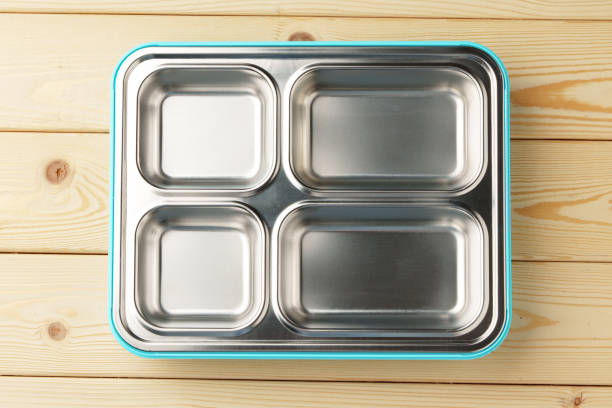 boîte à lunch en métal avec compartiments sur fond en bois - lunch box lunch box metal photos et images de collection