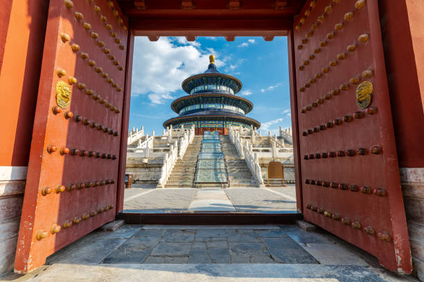 вид храм неба из открытых ворот - beijing temple of heaven temple door стоковые фото и изображения
