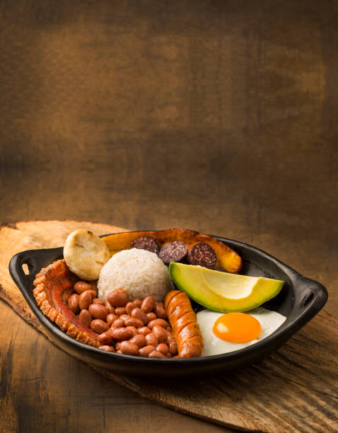 бандеха пайса, типичное колумбийское основное блюдо - гастрономия антиокии - bandeja paisa стоковые фото и изображения