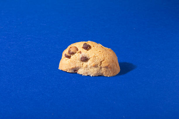 photo of a homemade chocolate chip cookie isolated on a blue background. clipping path. full depth of field. - high angle view brown directly above photography imagens e fotografias de stock