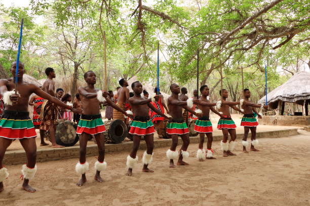 mercado de dançarinos tradicionais no sul da áfrica - zulu african descent africa dancing - fotografias e filmes do acervo