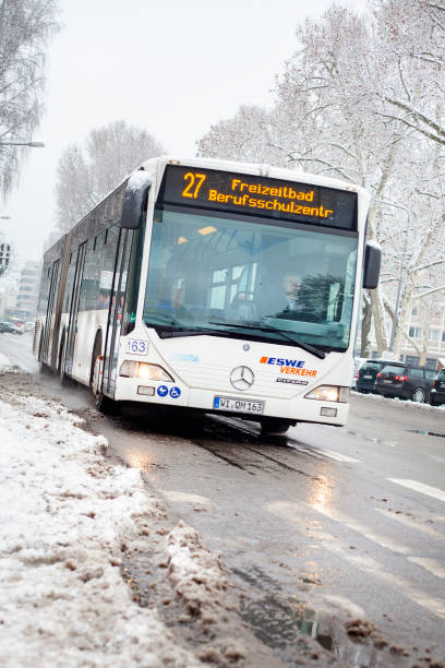 servicio público vehículo de eswe wiesbaden - public transportation winter bus front view fotografías e imágenes de stock