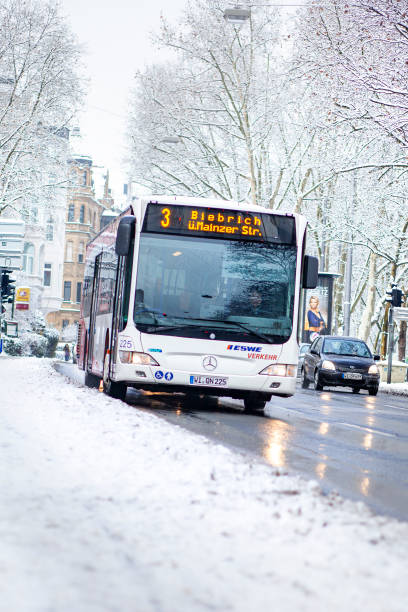 servicio público vehículo de eswe wiesbaden - public transportation winter bus front view fotografías e imágenes de stock