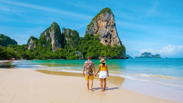 railay playa krabi tailandia, playa tropical de railay krabi, pareja de hombres y mujeres en la playa - nautical vessel sky andaman sea beach fotografías e imágenes de stock