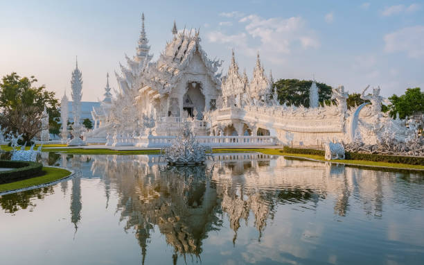 weißer tempel chiang rai thailand mit spiegelung im wasser wat rong khun nordthailand - rong river khun wat thailand stock-fotos und bilder