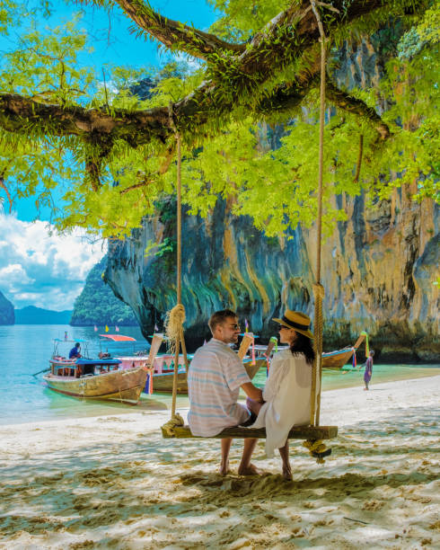 ラオラディン島のビーチでのカップル ホンクラビタイ、ロングテールボートのある美しいビーチ、 - thailand beach longtail boat cliff ストックフォトと画像