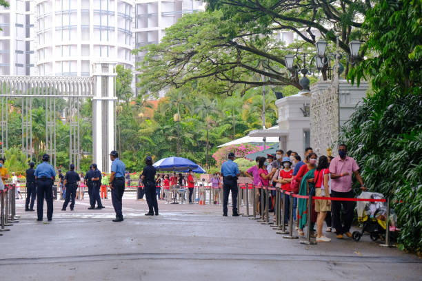 istana open house — vista dei visitatori in coda alle porte dell'istana, durante l'open house del capodanno cinese, quando il complesso è aperto al pubblico. - military uniform barricade boundary police uniform foto e immagini stock