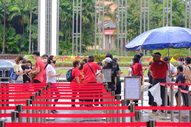 persone in attesa di unirsi alla fila per visitare l'istana, durante l'open house. al pubblico è consentito l'accesso durante il capodanno cinese. messa a fuoco selettiva. - military uniform barricade boundary police uniform foto e immagini stock