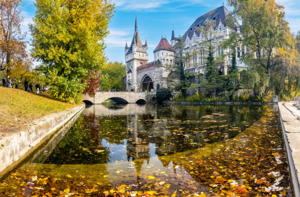 hermosa vista de la torre gatehouse y el puente en otoño - europe bridge editorial eastern europe fotografías e imágenes de stock