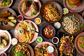 snack-junk-fast-food-auf-dem-tisch-im-re