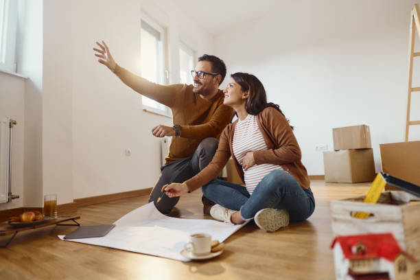 Cosa pensi che dovremmo mettere su quel muro tesoro? - foto stock