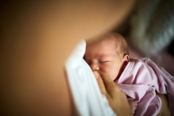 ¡lactancia materna del bebé recién nacido! - common family new togetherness fotografías e imágenes de stock