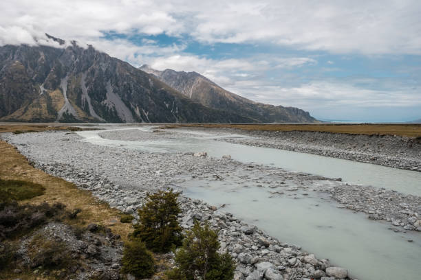 hooker river near mount cook in new zealand - flowing nature new zealand uncultivated imagens e fotografias de stock