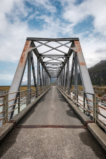 bridge over hooker river in new zealand - flowing nature new zealand uncultivated imagens e fotografias de stock