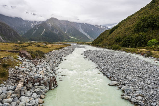 hooker river near mount cook in new zealand - flowing nature new zealand uncultivated imagens e fotografias de stock