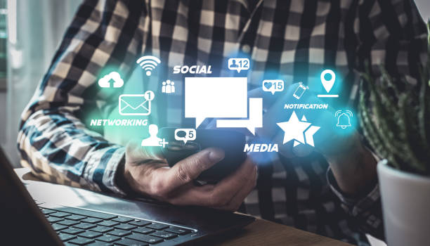 Beschreibung concepto de comunicación de red empresarial, mano de persona usando teléfono inteligente en tecnología ciberespacial en línea para conexión digital de redes sociales, mostrando marketing web móvil con icono de emoción en el dispositivo telefónico