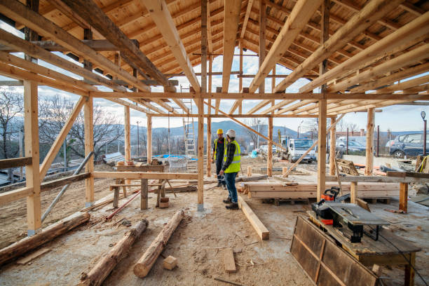 budowlańcy na placu budowy. - construction building contractor housing development house zdjęcia i obrazy z banku zdjęć