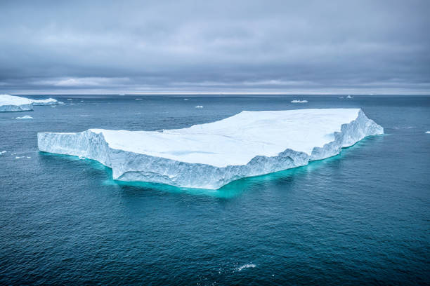 北極海に浮かぶ氷山の空撮、グリーンランド - ice floe ストックフォトと画像