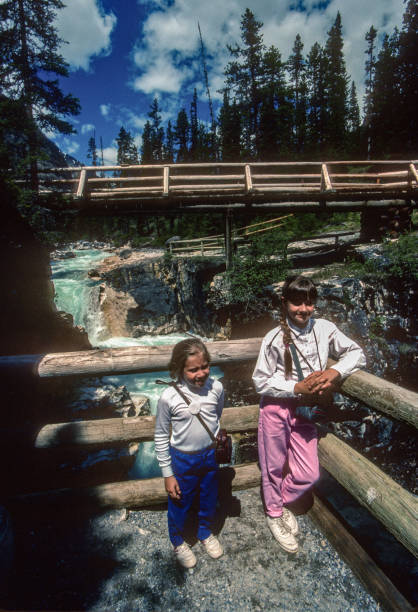 kootenay natonal park - due ragazze sul marble canyon trail - 1989 - marble canyon foto e immagini stock