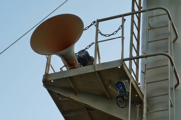 blick auf das nebelhorn, das in der plattform des vorderen schiffsmastes mit leiter von der anlegestelle vom deck nach oben befestigt ist. - industrial ship audio stock-fotos und bilder