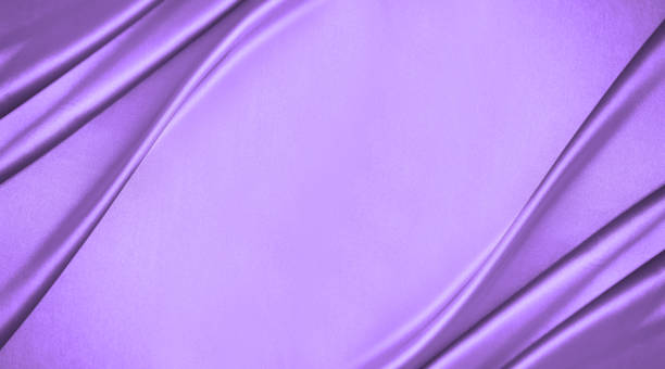 satin de soie bleu violet clair. tissu couleur lavande. fond élégant avec espace pour le design. - crumpled sheet photos et images de collection