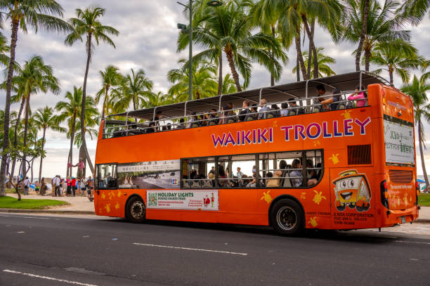 ワイキキトロリーバス、カラカウアアベニュー - trolley bus ストックフォトと画像