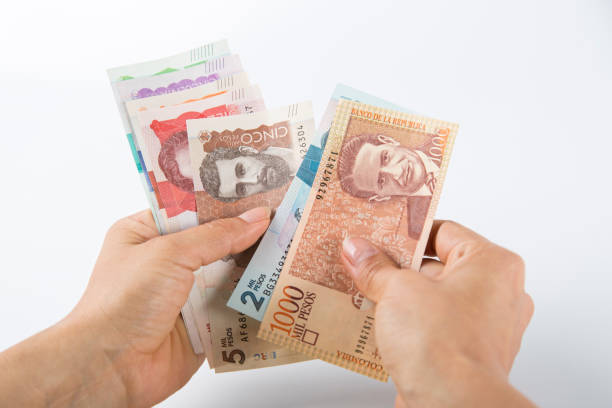 一人が紙幣を数えます。コロンビアペソ。 - currency paper currency wealth one hundred dollar bill ストックフォトと画像