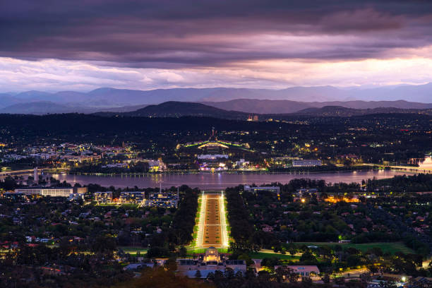 канберра ночью с смотровой площадки маунт-эйнсли - city urban scene canberra parliament house australia стоковые фото и изображения