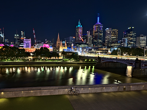 The skyline of Melbourne and Princes Bridge at nighttime