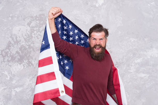 un homme hipster américain célèbre le jour de l’indépendance avec un drapeau national et un concept de protestation sociale - fourth of july audio photos et images de collection