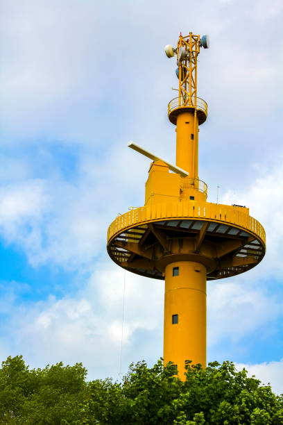 ドイツの自然界にある黄色い灯台の望楼展望台。 - osterholz ストックフォトと画像