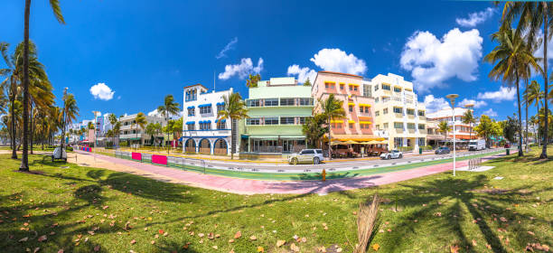 miami south beach ocean drive colorido art deco vista da arquitetura de rua - tower florida protection travel - fotografias e filmes do acervo