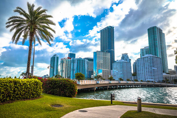 skyline de miami e vista para o mar - tower florida protection travel - fotografias e filmes do acervo