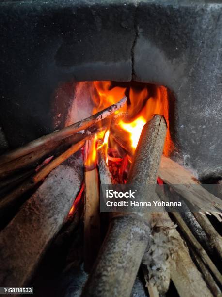 Ba Yang Api Perapian Tradisional Dengan Api Yang Membara Menggunakan Kayu Bakar ...