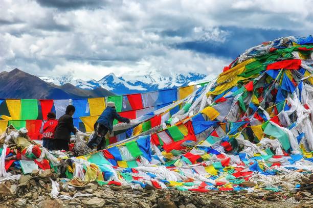 tibetano oración flags - mt everest fotografías e imágenes de stock