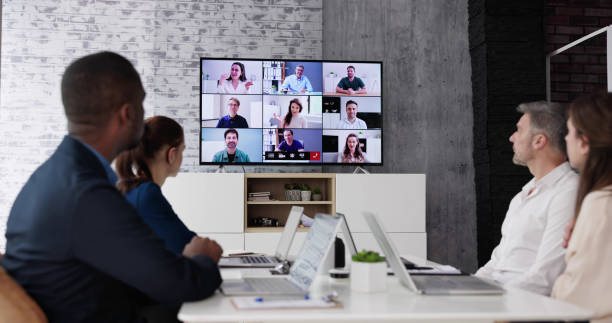 reunión en línea de videoconferencia empresarial - exam business caucasian board room fotografías e imágenes de stock