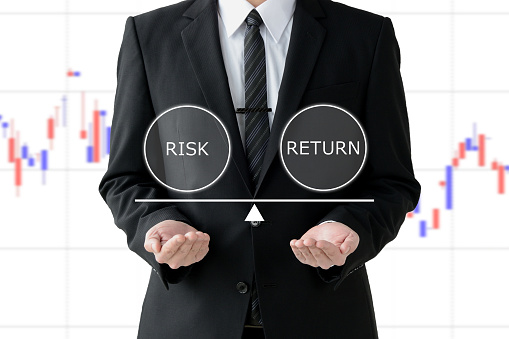 Business man comparing risk with return