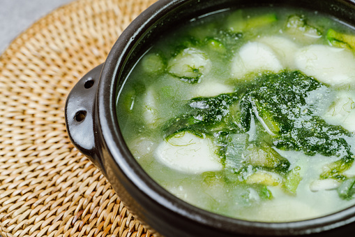 Tteokguk, Korean Seaweed fulvescens Sliced Rice Cake Soup : Oval-shaped rice cake cooked in broth. A traditional Lunar New Year dish. Clear beef broth is most commonly used, but chicken or seafood may be added.