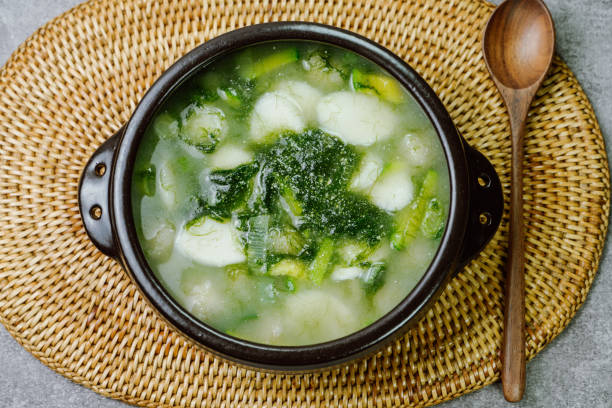 Tteokguk, Korean Seaweed fulvescens Sliced Rice Cake Soup : Oval-shaped rice cake cooked in broth. A traditional Lunar New Year dish. Clear beef broth is most commonly used, but chicken or seafood may be added. tteokguk, korean seaweed fulvescens sliced rice cake soup : pastel de arroz de forma ovalada cocinado en caldo. un plato tradicional del año nuevo lunar. el caldo de carne clara es el más comúnmente utilizado, pero se puede agregar pollo o mariscos.
