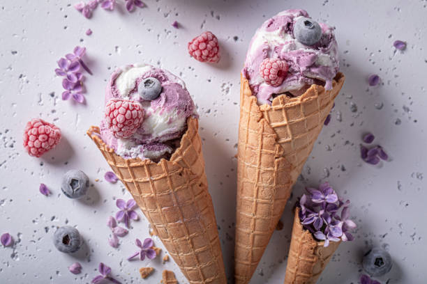 冷凍ミントとベリーで作られた冷たいアイスクリームシャーベット。 - gourmet waffle raspberry berry fruit ストックフォトと画像