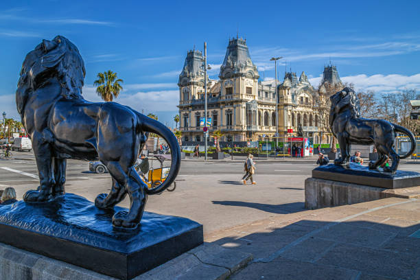 budynek admiral historic authority, port de barcelona, hiszpania i lwy pomnika kolumba - port de barcelona zdjęcia i obrazy z banku zdjęć