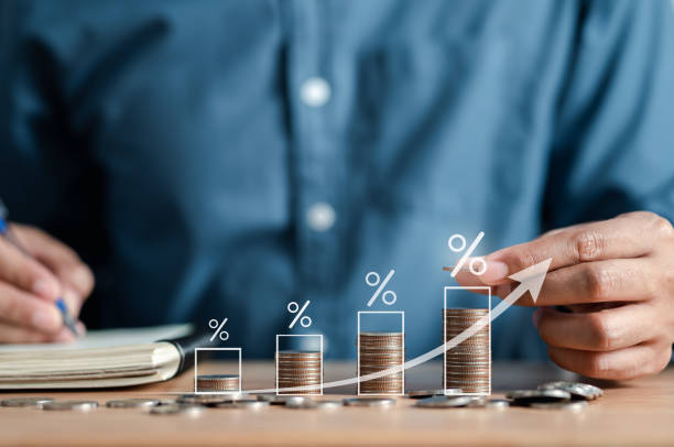 Businessman stacking money coins accounting for increase financial interest rate and business investment growth from dividend, Business Finance and Money, Save money for prepare in the future. hombre de negocios apilando monedas de dinero que representan el aumento de la tasa de interés financiero y el crecimiento de la inversión empresarial a partir de dividendos, finanzas comerciales y dinero, ahorre dinero para prepararse en el futuro.