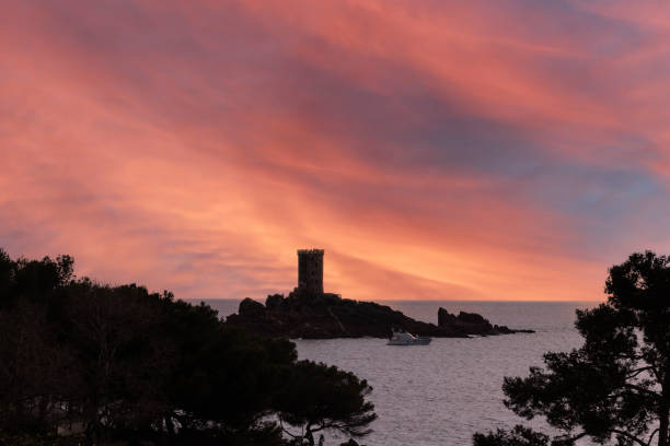 blick von der l'île d'or auf das cap de l'estérel bei sonnenuntergang - île de stock-fotos und bilder