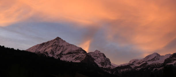 nuvole luminose illuminate sulle montagne vicino a gstaad, in svizzera. - bernese oberland gstaad winter snow foto e immagini stock